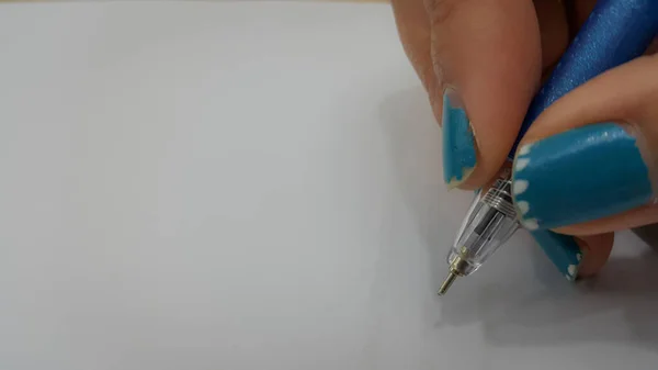 Nahaufnahme Von Frauenhänden Mit Stiften Über Leeren Dokumenten Hintergrund — Stockfoto