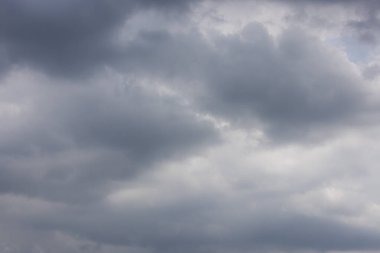 Karanlık ve açık gri bulutlarla dolu bulutlu bir gökyüzü kasvetli ve yaklaşan hava hissini taşıyor..