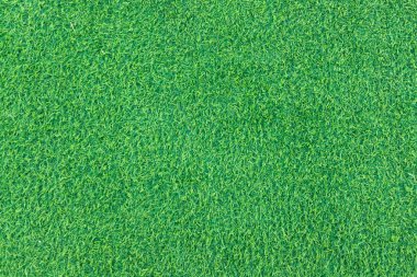 Detaylı deseni ve canlı rengi olan yemyeşil yapay çimenlere yakın çekim