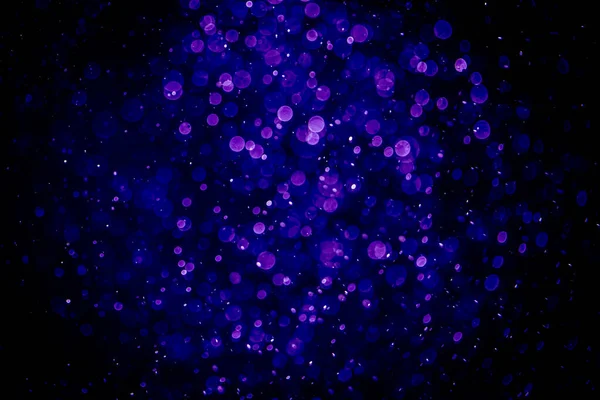 Mor menekşe ve mavi noktalı bulanık fotoğraf. Parlak, parlak bir görünüş. Duvar kağıdı olarak kullanılabilecek kadar lüks.