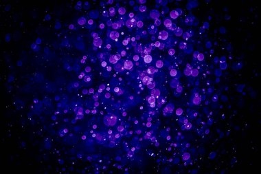 Mor menekşe ve mavi noktalı bulanık fotoğraf. Parlak, parlak bir görünüş. Duvar kağıdı olarak kullanılabilecek kadar lüks.