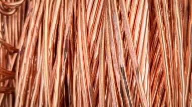 Ayrıntılı dokulara sahip paralel bakır kablolar dizisi.