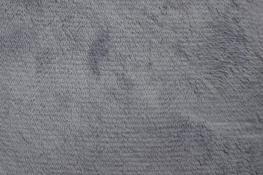 yumuşak, gri pelüş kumaş, narin dokusunu ve rahatlatıcı hissini sergiliyor. Konforlu temalar için ideal.
