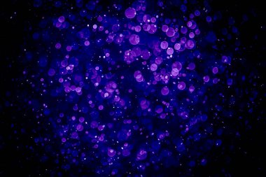 Mor menekşe ve mavi noktalı bulanık fotoğraf. Parlak, parlak bir görünüş. Duvar kağıdı olarak kullanılabilecek kadar lüks.