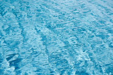 Yüzme havuzunda soyut mavi renk su dalgası arkaplan için saf doğal girdap desen dokusu kullanımı