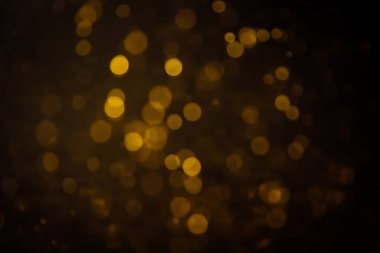 Görünür altın noktalı bulanık fotoğraf ışıl ışıl parlıyor. Lüks ve zevki gösteren bir duvar kağıdı olarak kullanılabilecek kadar lüks görünüyor..