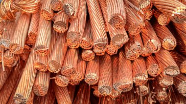 Yıpranmış bakır kabloların yakın plan çekimlerinde iplikler ve oksitlenme görülüyor..