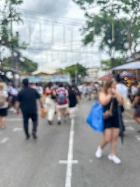 İnsanların görüşü bulanıktı ve kalabalık açık hava pazarında sokakta yürüyordu.