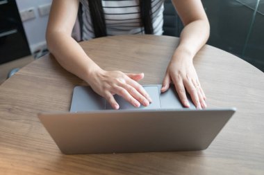 Ev bilgisayarında çalışırken müşterilerle sohbet yazarken ev ofisinde internet üzerinden iletişim kurmak, evden uzaktan öğrenme işi kavramı