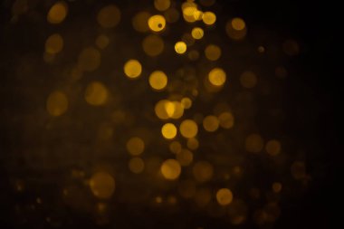 Görünür altın noktalı bulanık fotoğraf ışıl ışıl parlıyor. Lüks ve zevki gösteren bir duvar kağıdı olarak kullanılabilecek kadar lüks görünüyor..