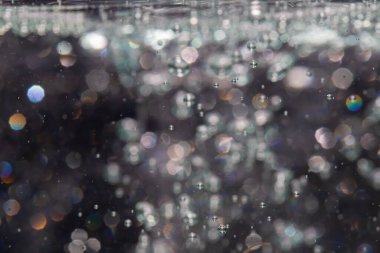 Siyah arkaplanda sudan gelen ışık bokeh