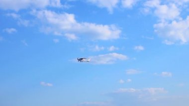 Göksel bulutlar arasında küçük uçak