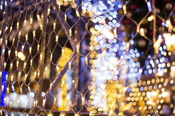 Buntes Bokeh mit Weihnachtsgirlanden — Stockfoto