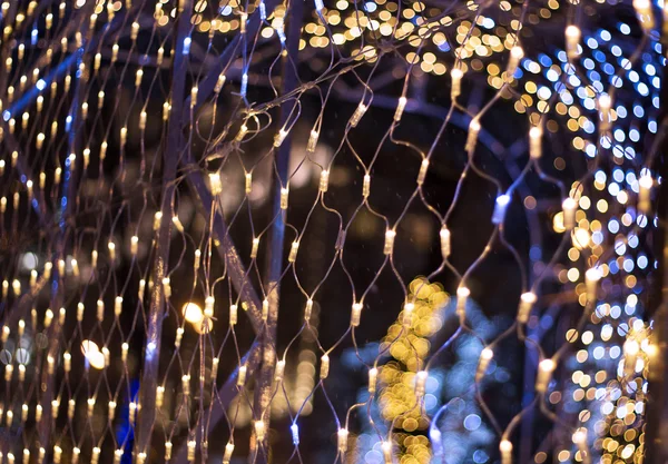 Buntes Bokeh mit Weihnachtsgirlanden — Stockfoto