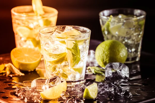 Cocktail Mojito su sfondo scuro con calce e ghiaccio — Foto Stock