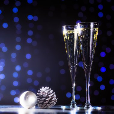 İki bardak şampanya ile Noel oyuncaklar. Festival bok ışıklar