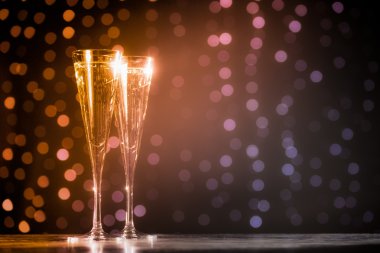 İki bardak şampanya karanlık bokeh arka plan üzerinde