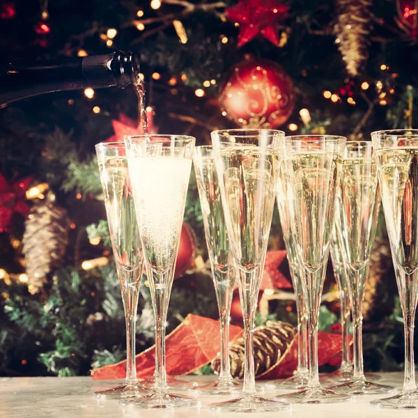 Filling up glasses for party. Glasses of champagne with Christma — Stock Photo, Image