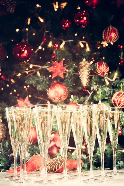 Glas champagne med julgran bakgrund. Många glasse — Stockfoto