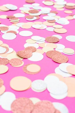 Pembe, altın ve beyaz konfetiler parlak pembe arka planda, bayram kutlamaları arka planında