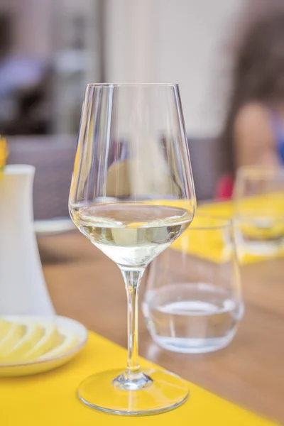 Glass of wine in restaurant. Shallow DOF — Stock Photo, Image