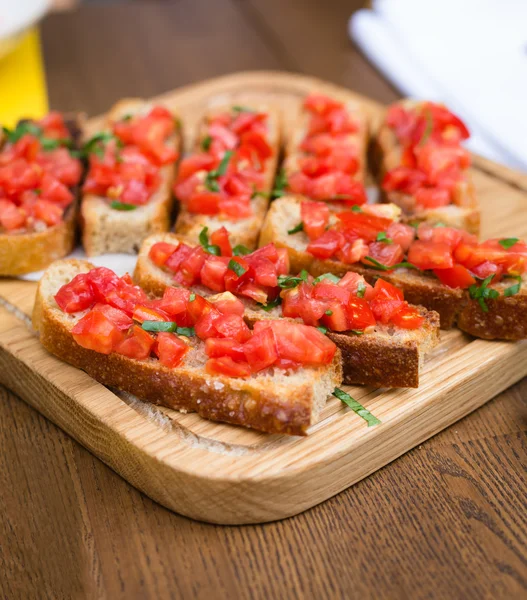 Bruschetta s sladké rajčaty a bazalkou — Stock fotografie