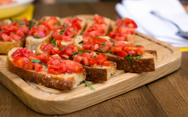 Bruschetta s sladké rajčaty a bazalkou — Stock fotografie