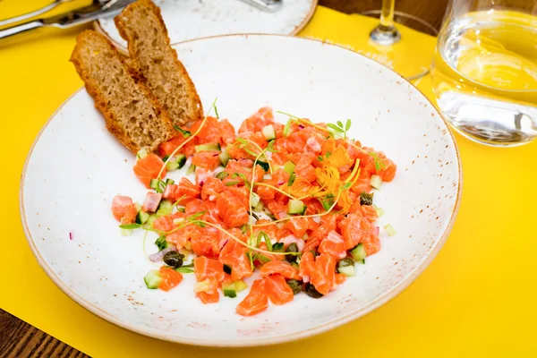 Salad with salmon, zucchini and onion — Stock Photo, Image