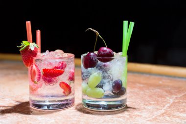 İki bardak çilek ve üzüm mojitoes