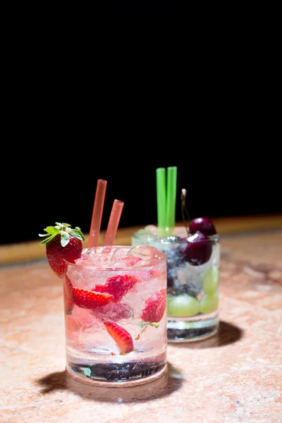 Two glasses of strawberry and grape mojitoes — Stock Photo, Image