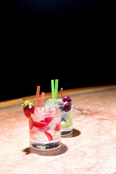 Zwei Gläser Erdbeere und Traubenmojitos — Stockfoto