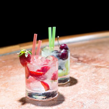 İki bardak çilek ve üzüm mojitoes