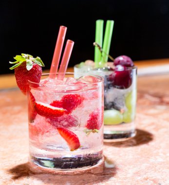 İki bardak çilek ve üzüm mojitoes