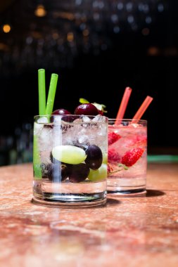 İki bardak çilek ve üzüm mojitoes