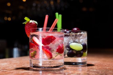İki bardak çilek ve üzüm mojitoes