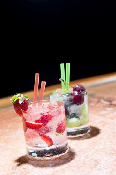 Two glasses of strawberry and grape mojitoes — Stock Photo, Image