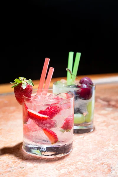 Zwei Gläser Erdbeere und Traubenmojitos — Stockfoto