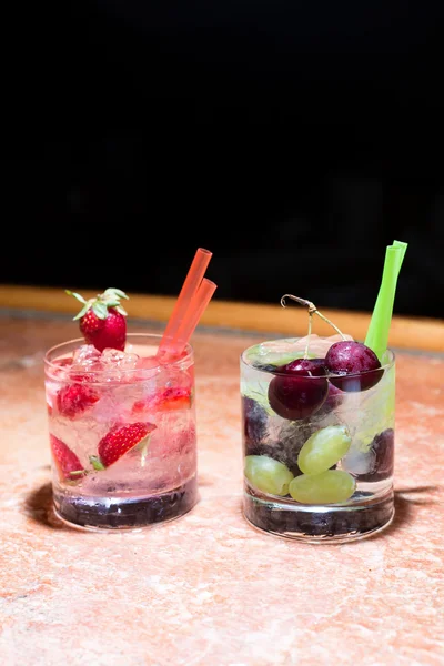 Dos vasos de mojitoes de fresa y uva —  Fotos de Stock