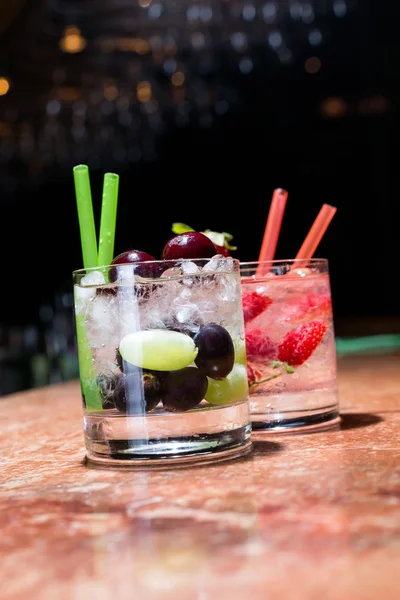 Two glasses of strawberry and grape mojitoes — Stock Photo, Image