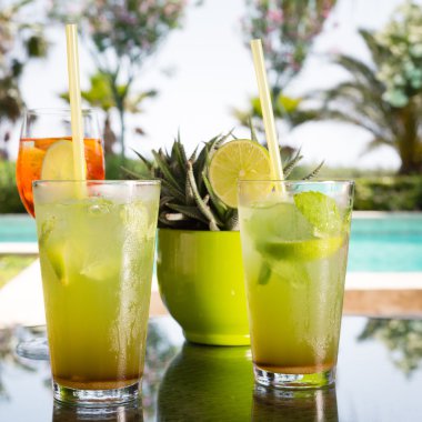 Aperol Spritz cam, arka plan ile iki mojitoes