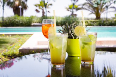 Aperol Spritz cam, arka plan ile iki mojitoes
