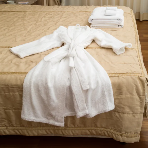 ホテルのベッドの上のタオル — ストック写真