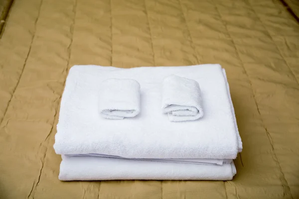 ホテルのベッドの上のタオル — ストック写真