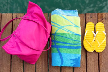 İskelede plaj aksesuarları