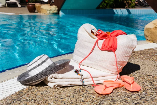 Acessórios de praia na piscina — Fotografia de Stock