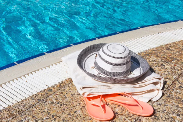 Accesorios de playa en la piscina — Foto de Stock