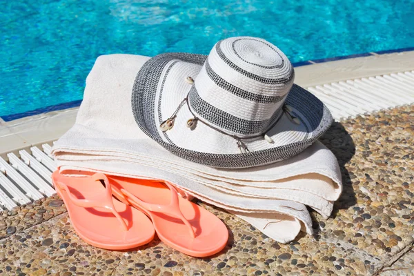 Acessórios de praia na piscina — Fotografia de Stock