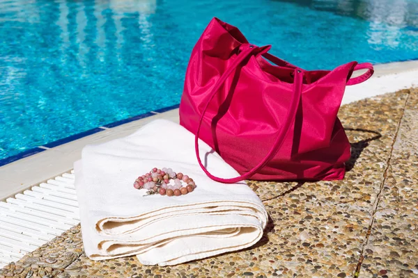 Accesorios de playa en la piscina — Foto de Stock