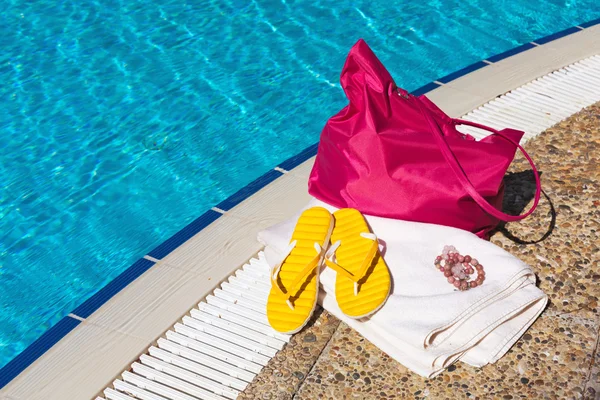 Acessórios de praia na piscina — Fotografia de Stock