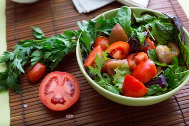 Yeşil salata ile tonatoes